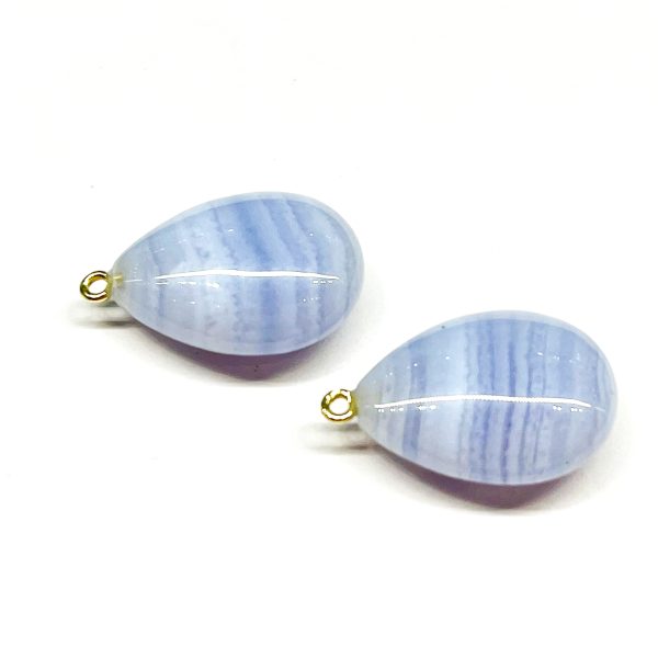 Blauwe chalcedoon, met streepjespatroon. Materiaal: 18 kt geelgoud en blauwe chalcedoon (20x15mm) / Afwerking: hoogglans